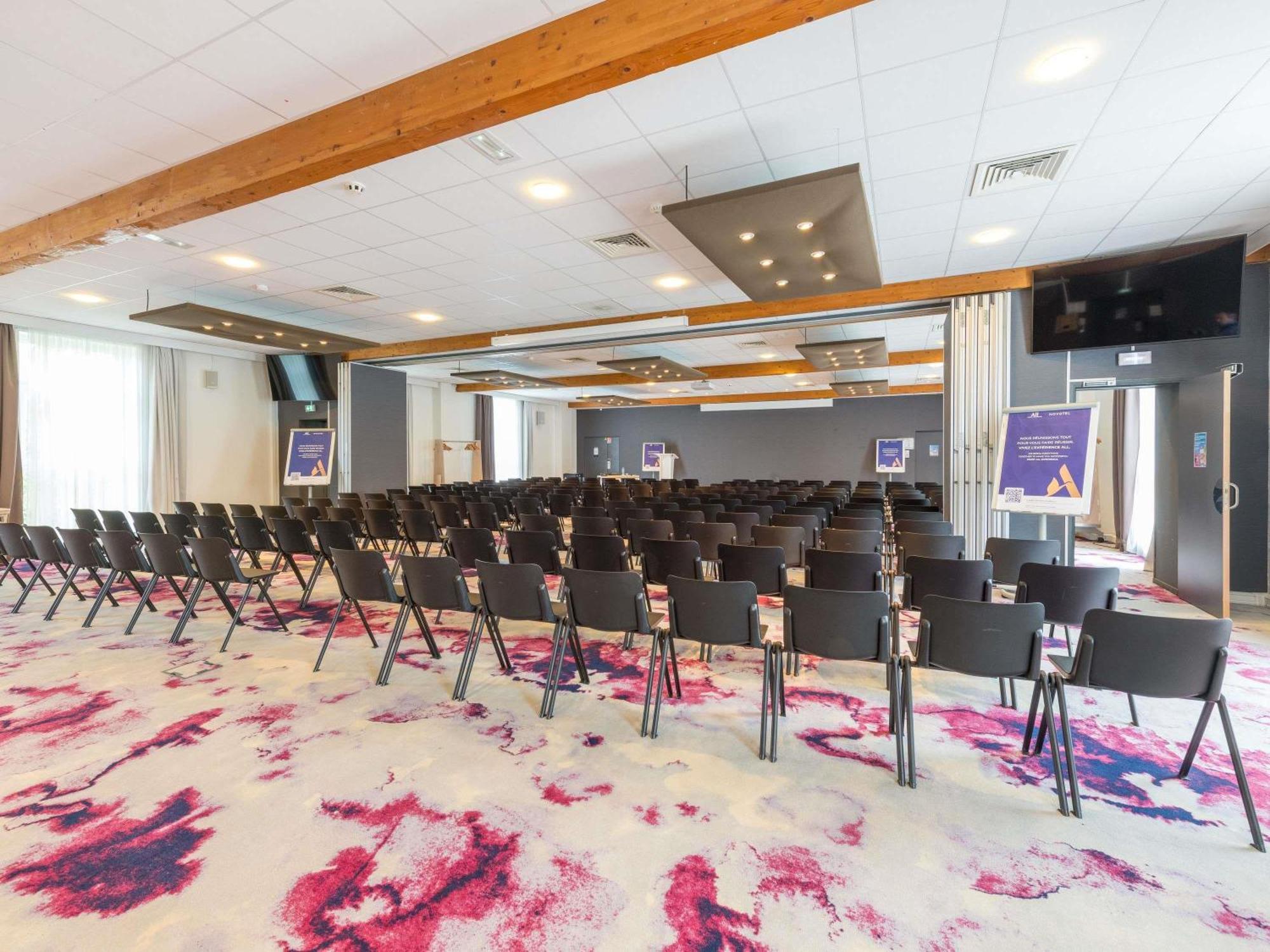 Novotel Saclay Exterior photo